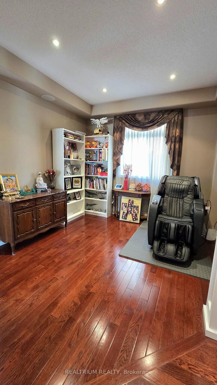 Property Photo: 63 Westminster Circle ON L4M 0A5