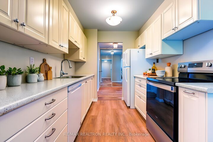 Property Photo:  100 Canyon Avenue 606  ON M3H 5T9 