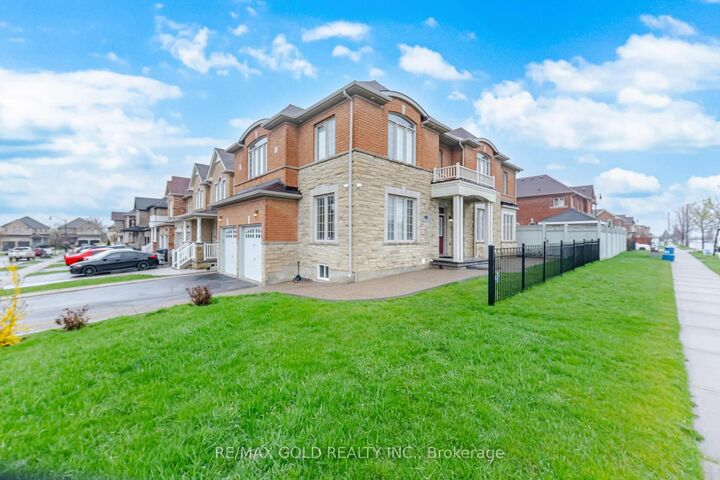 Property Photo:  26 Drummondville Drive  ON L6P 3M9 