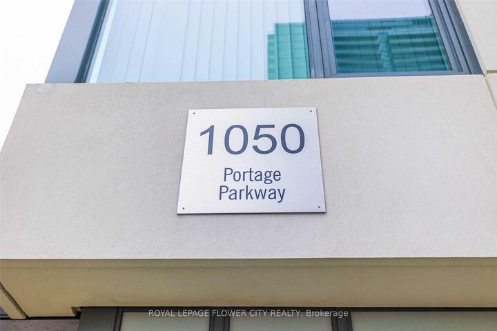 Property Photo:  1050 Portage Parkway W Th37  ON L4K 2M7 