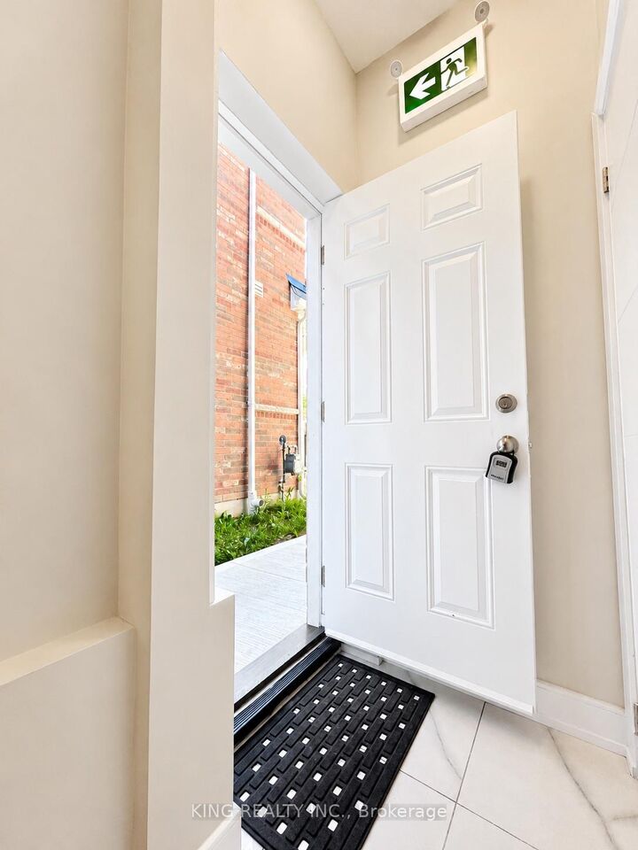 Property Photo: 349 Grovehill Crescent Lower ON N2R 0K8