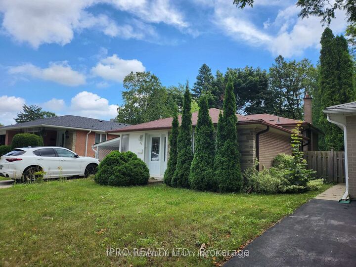 Property Photo:  16 Cresthaven Drive  ON M2H 1L7 