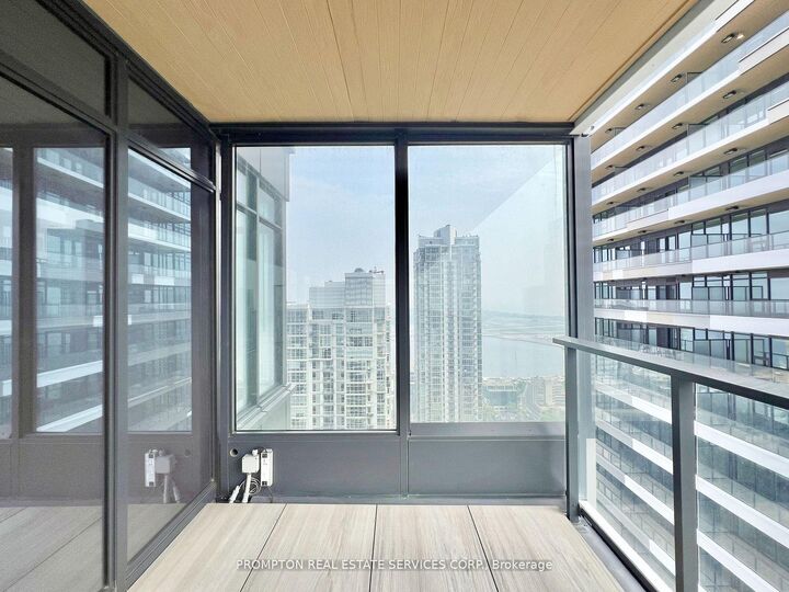 Property Photo: 1 Concord Cityplace Way 4210 ON M5V 0X3