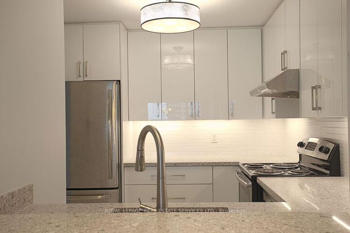 Property Photo:  100 Upper Madison Avenue 1204  ON M2N 6M4 