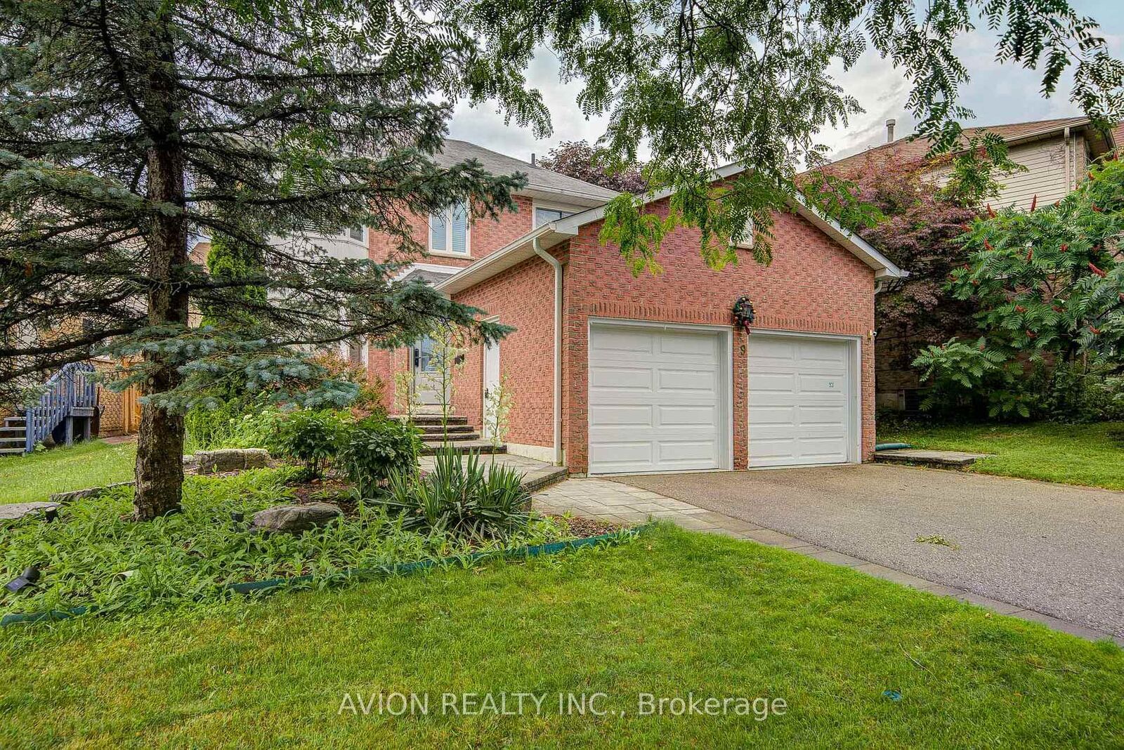 Property Photo: 9 Falan Heights Crescent ON L4G 5C2