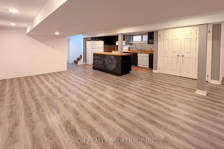 Photo de la propriété:  15 Blantyre Avenue Lower  ON M1N 2R3 