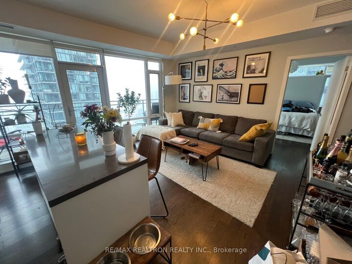 Property Photo: 21 Widmer Street 2906 ON M5V 2E8