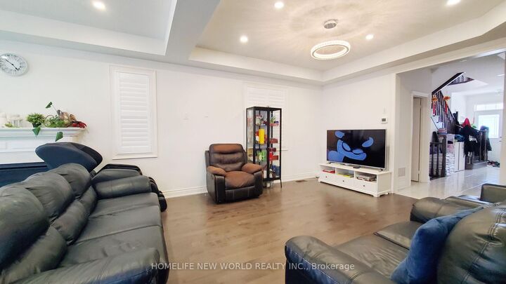 Property Photo: 28 Fallharvest Way ON L4A 4V8