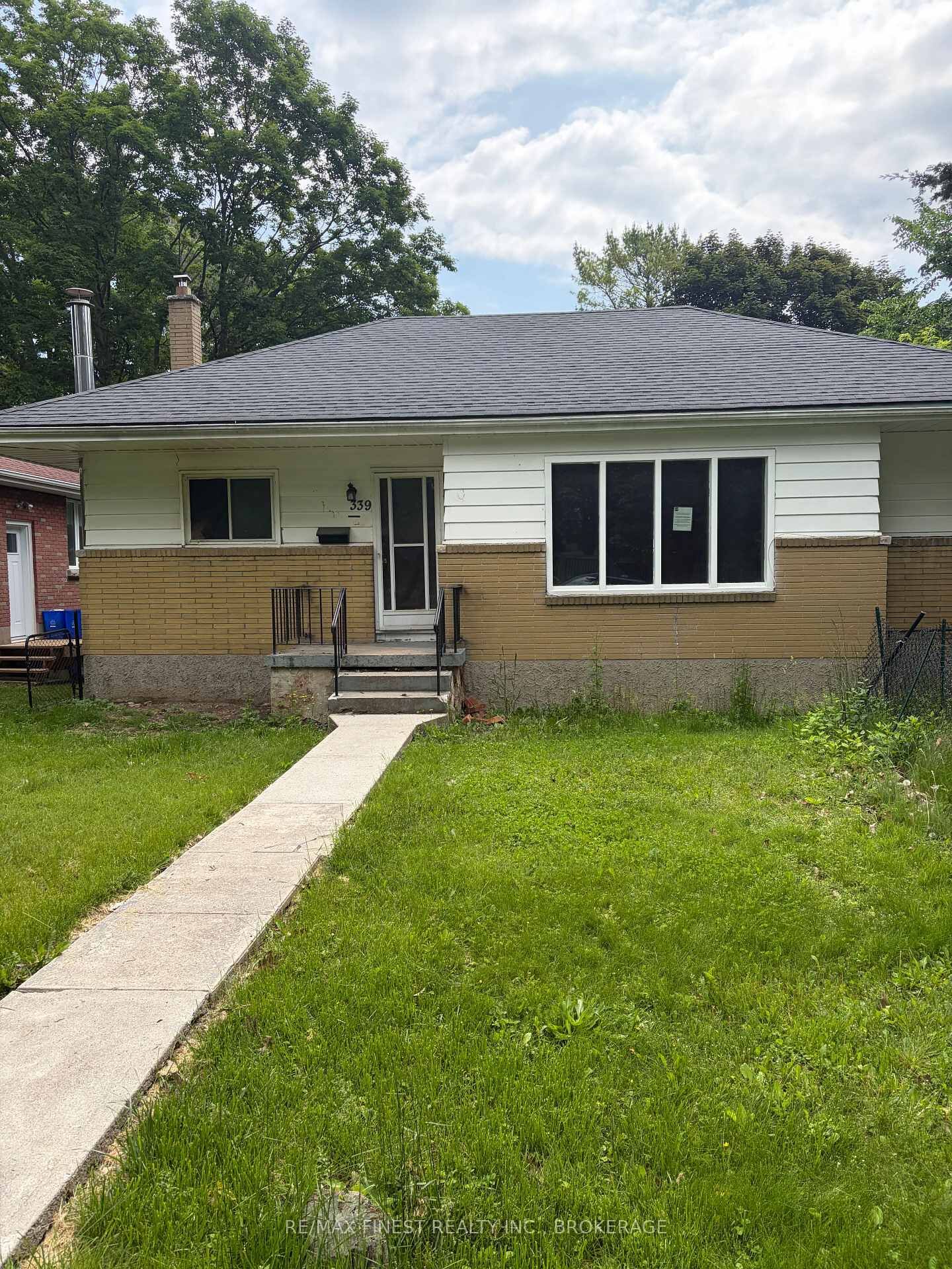 Property Photo: 339 Mowat Avenue ON K7M 1L2