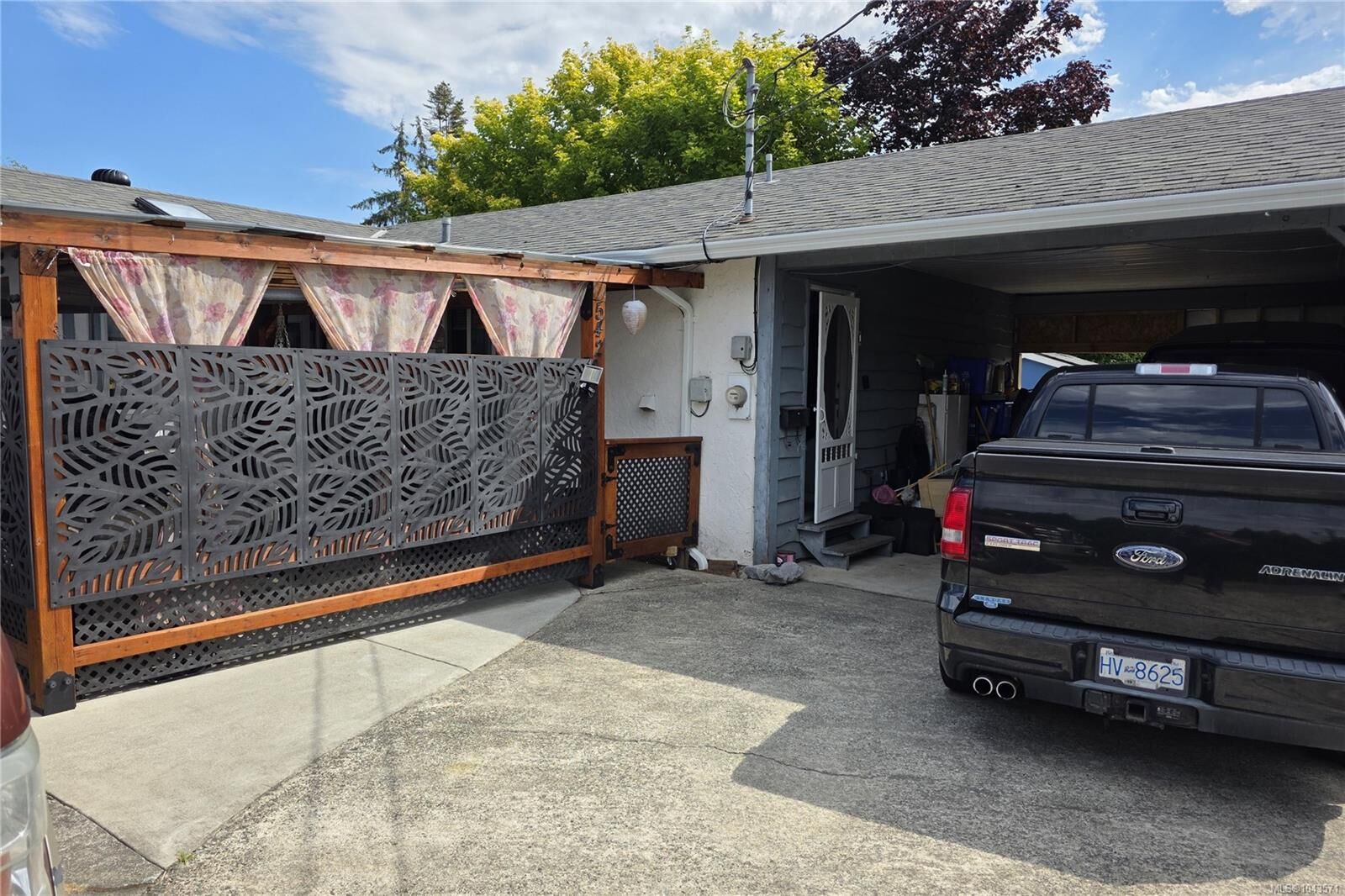 Property Photo: 542 Grayson Rd BC V9W 6K4