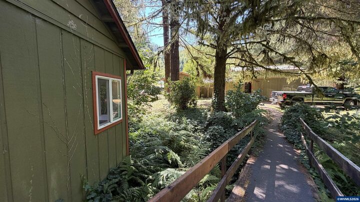 Property Photo: 1799 N Doris Ln OR 97368
