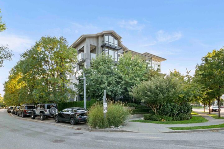 Property Photo: 550 Seaborne Place 407 BC V3B 0L3