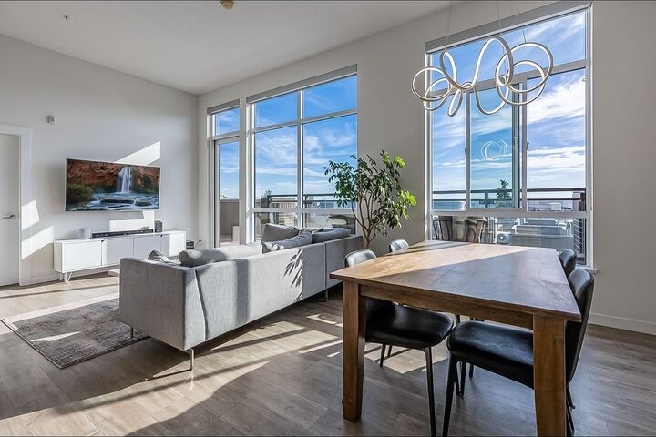 Property Photo: 615 E 3rd Street 403 BC V7L 0G3