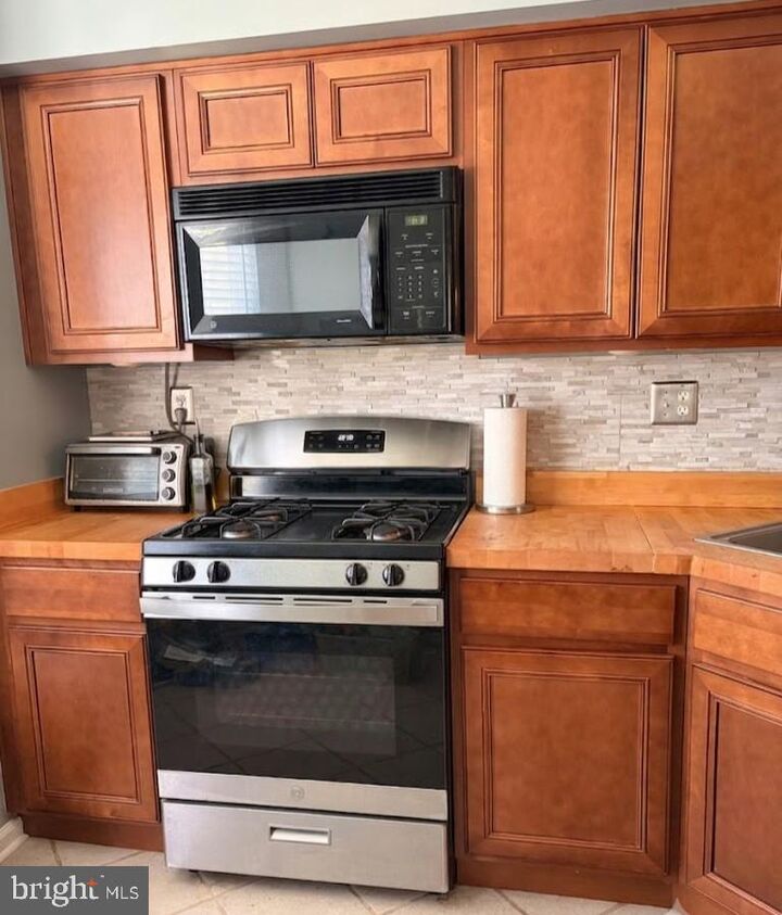 Property Photo: 1015 Hopkins Court PA 18966