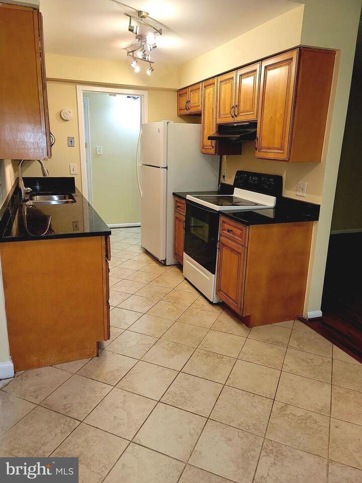 Property Photo:  2226 Castle Rock Square 1B  VA 20191 