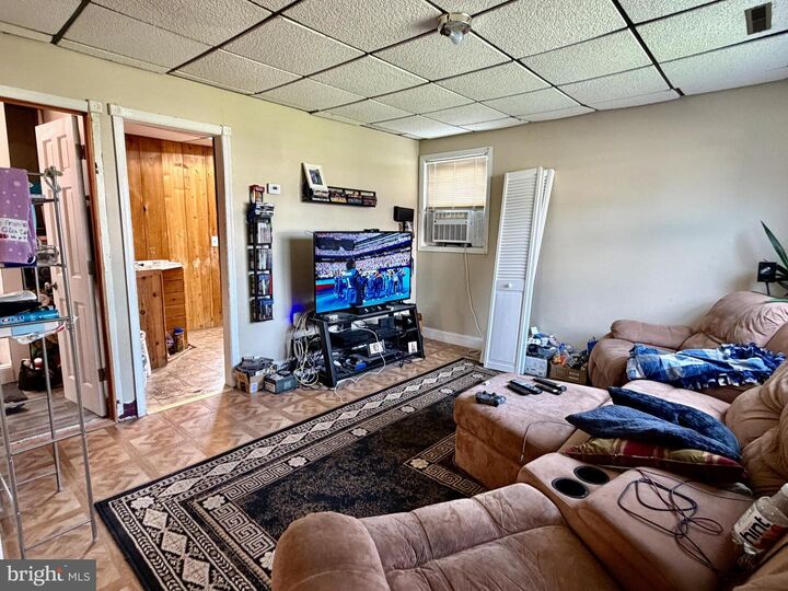 Property Photo:  