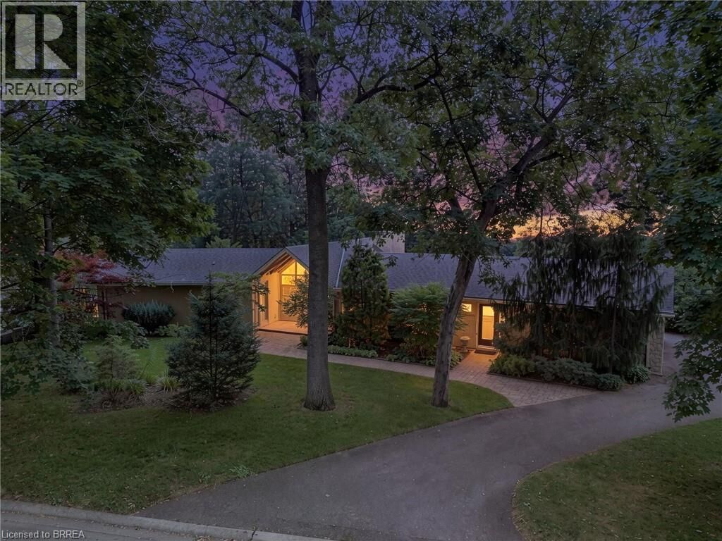 Property Photo: 7 Gaywood Gardens ON N3T 5J7