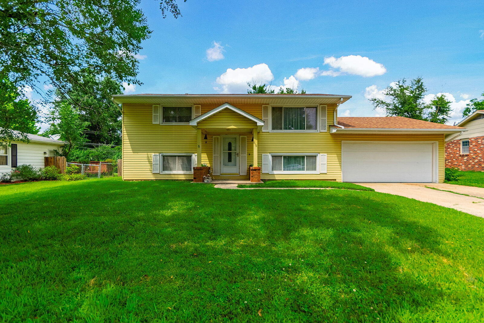 Property Photo:  818 Oak Lawn Dr  MO 65203 