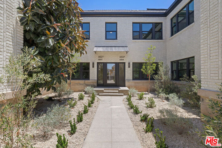 Property Photo: 1404 1/2 S Wilton Pl CA 90019