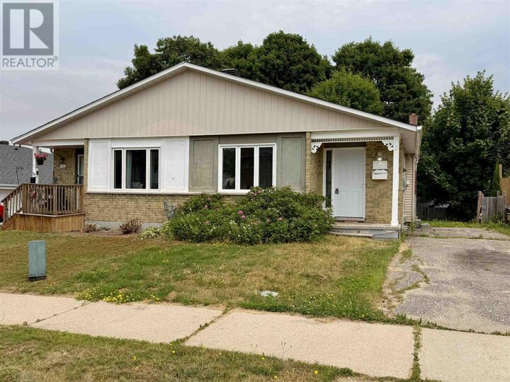 21 Laprairie Cres — photo 1