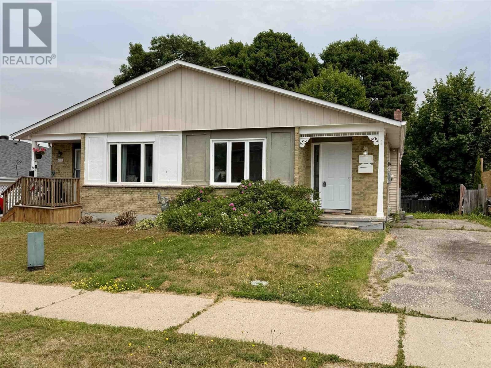 Property Photo: 21 Laprairie Cres ON P5A 3B7