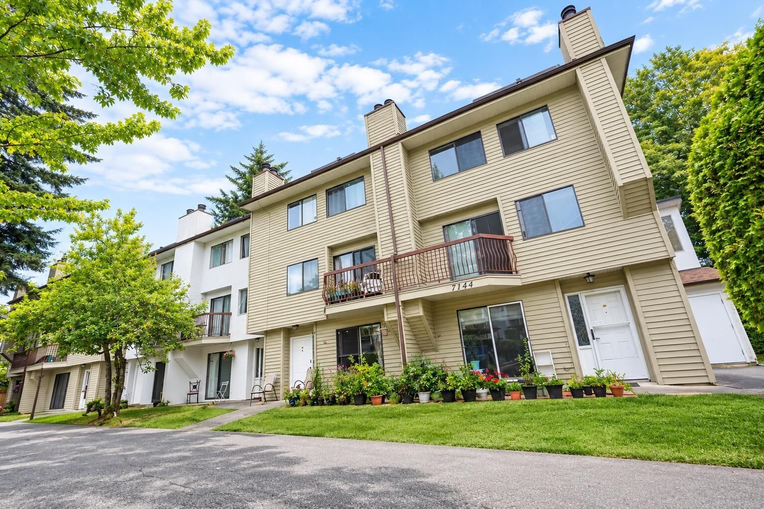 Property Photo: 7144 133B Street 208 BC V3W 8A4