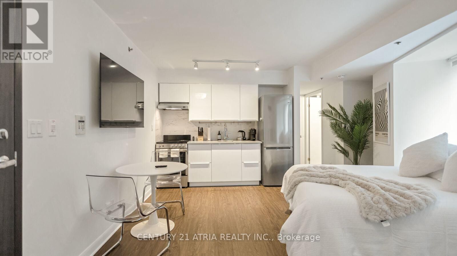 Property Photo: 210 Victoria Street 807 ON M5B 2R3