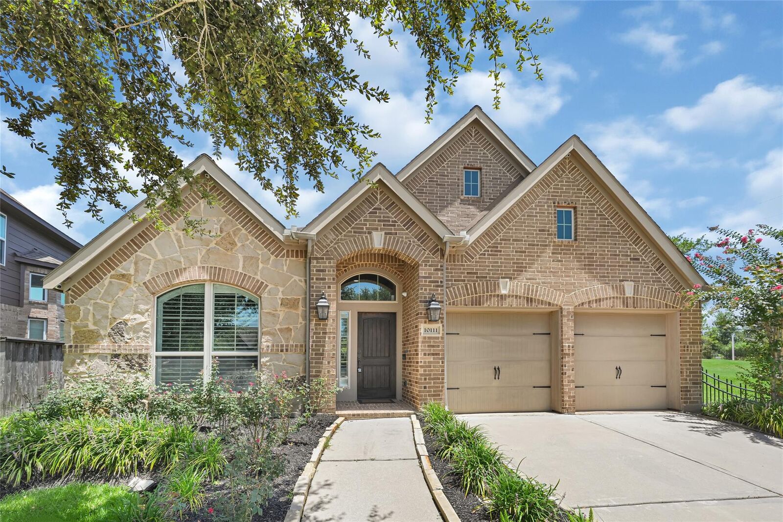 Property Photo: 10111 Gentle River Way TX 77459