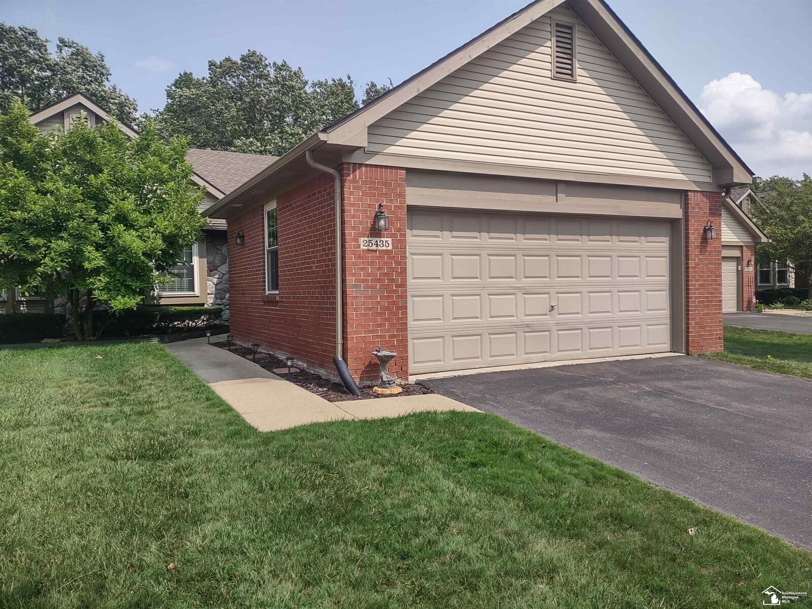 Property Photo: 25435 Tara Lane Lane MI 48134