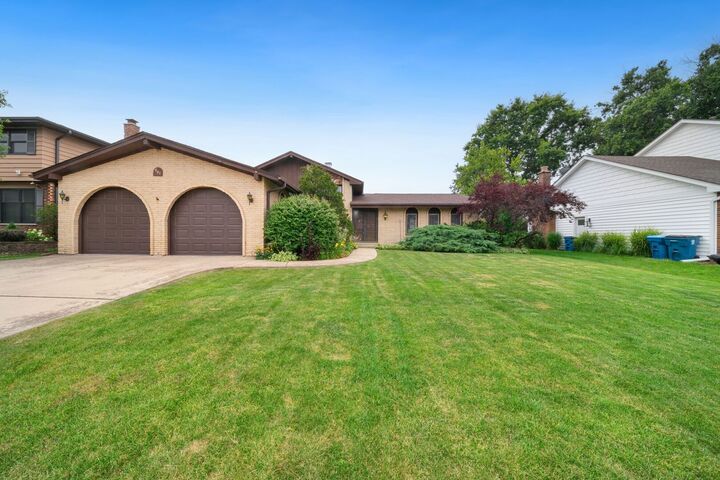 Property Photo:  901 Claremont Drive  IL 60516 