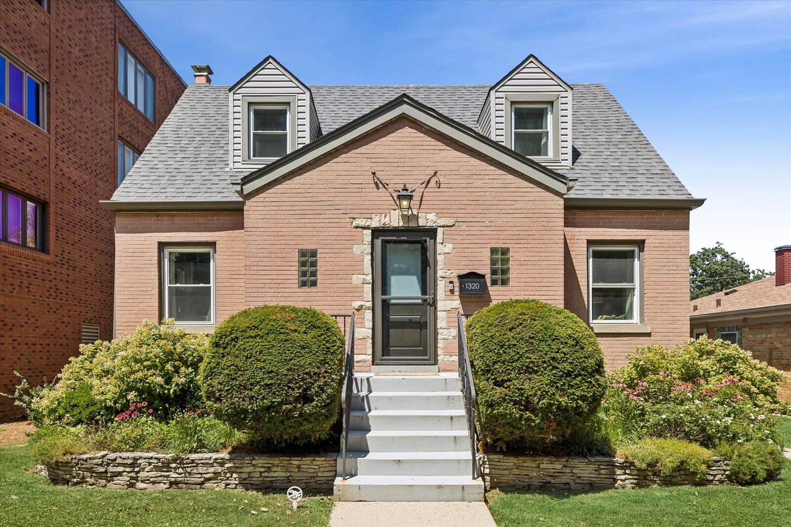 Property Photo: 1320 E Washington Street IL 60016