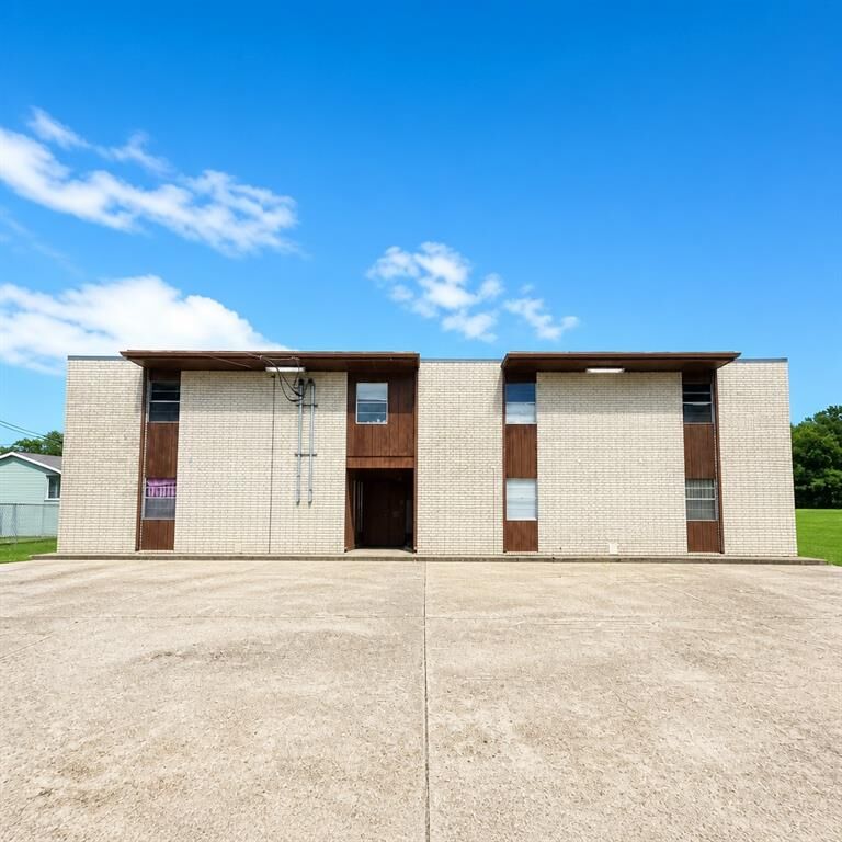 Property Photo: 106 E 3rd Street 1 LA 70037