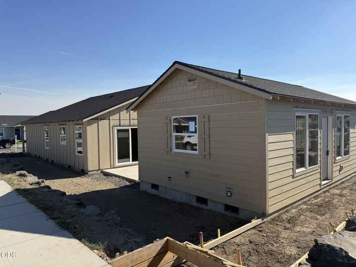 Property Photo: 553 NE Mitchell Street OR 97741