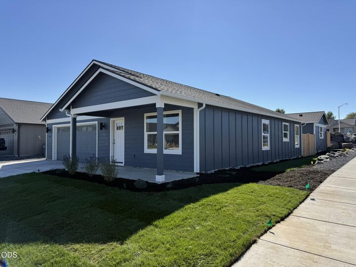 Property Photo:  553 NE Mitchell Street  OR 97741 