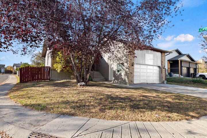 Property Photo: 48 Castleglen Court NE AB T3J 2B8