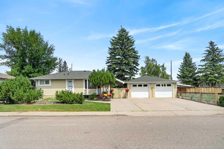 Property Photo: 8008 36 Avenue NW AB T3B 1W3