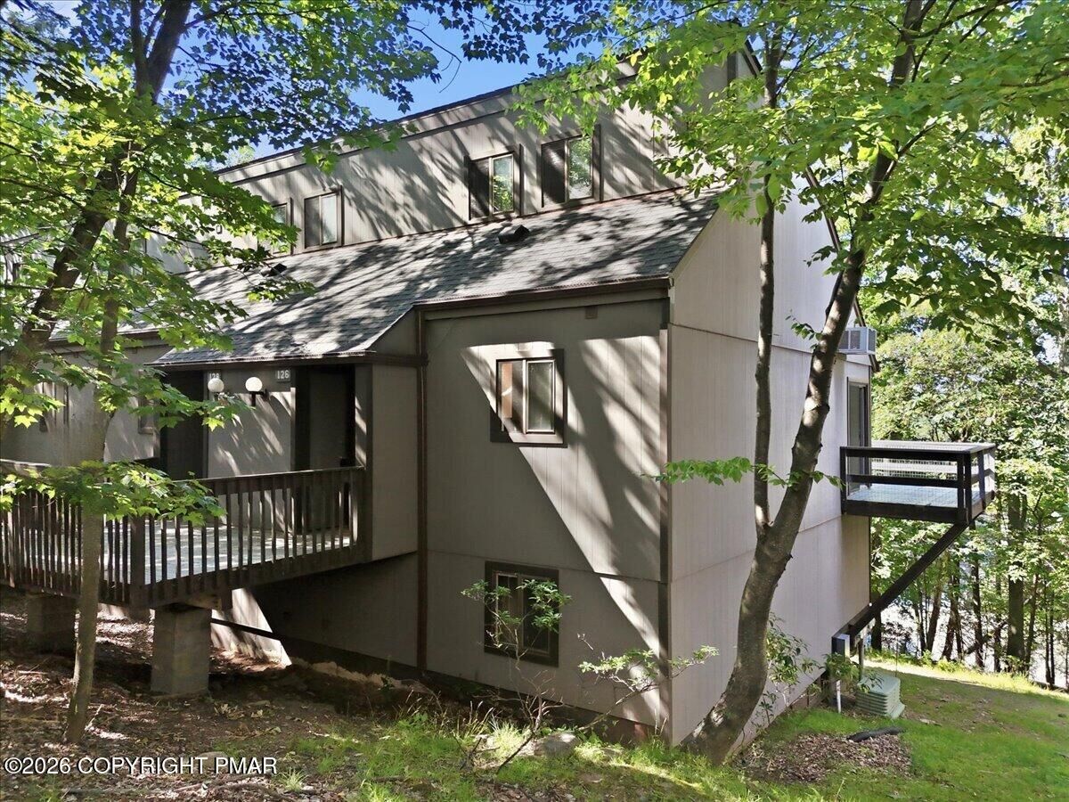 Property Photo:  126 Cross Country Lane  PA 18372 