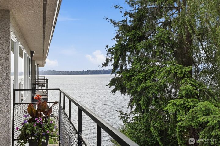 Property Photo: 6201 Lake Washington Blvd NE 307 WA 98033
