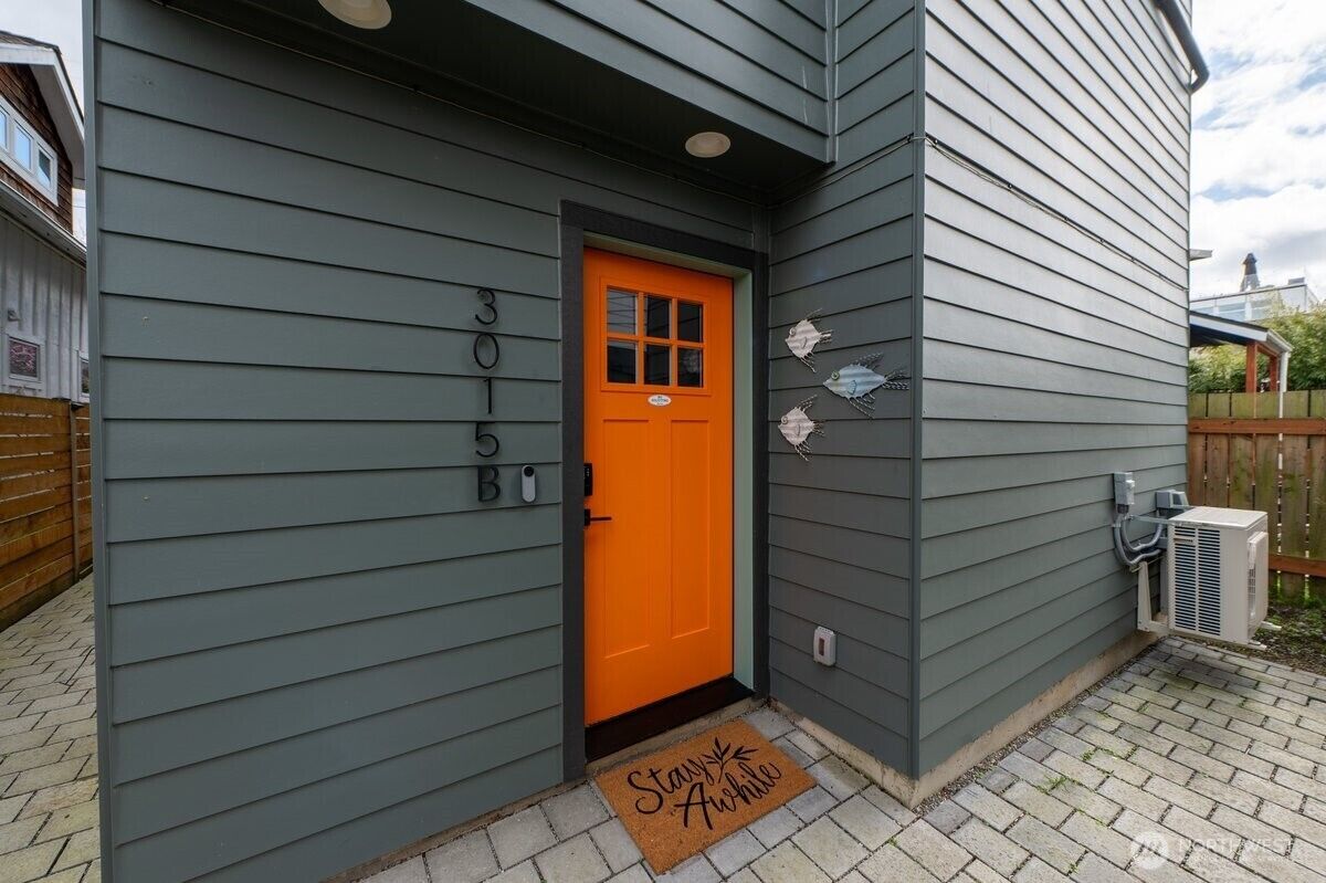 Property Photo: 3015 61st Avenue SW B WA 98116