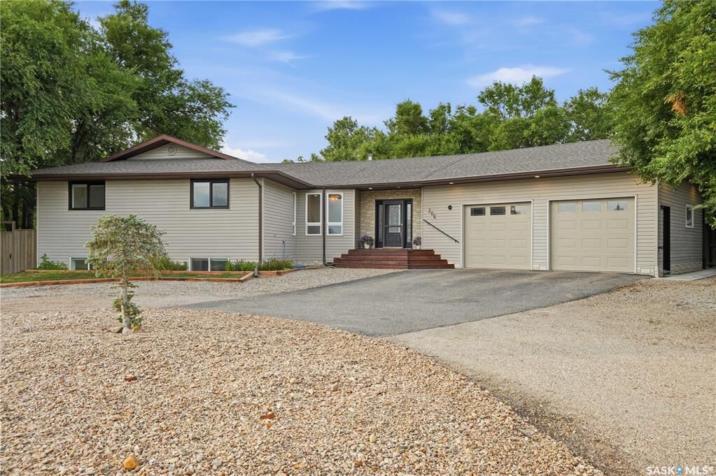 Property Photo: 306 Valleyview Boulevard SK S0H 0S0
