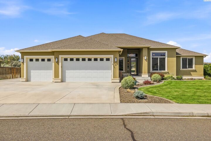 Property Photo: 751 Meadows Dr. S. WA 99352