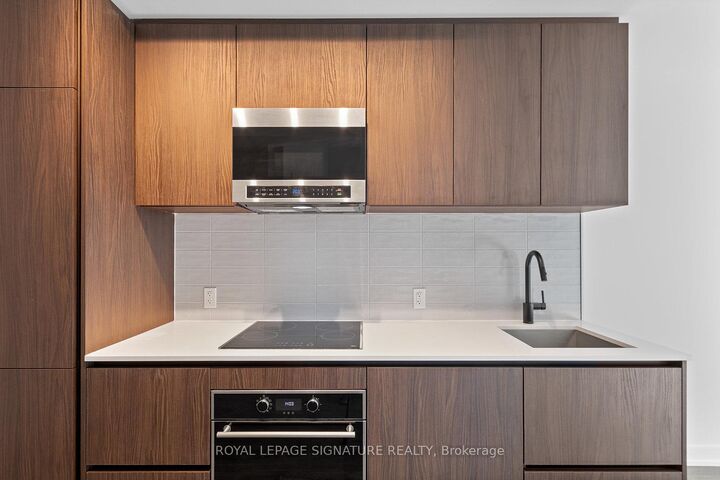 Property Photo: 127 Broadway Avenue 1205 ON M4P 1V4
