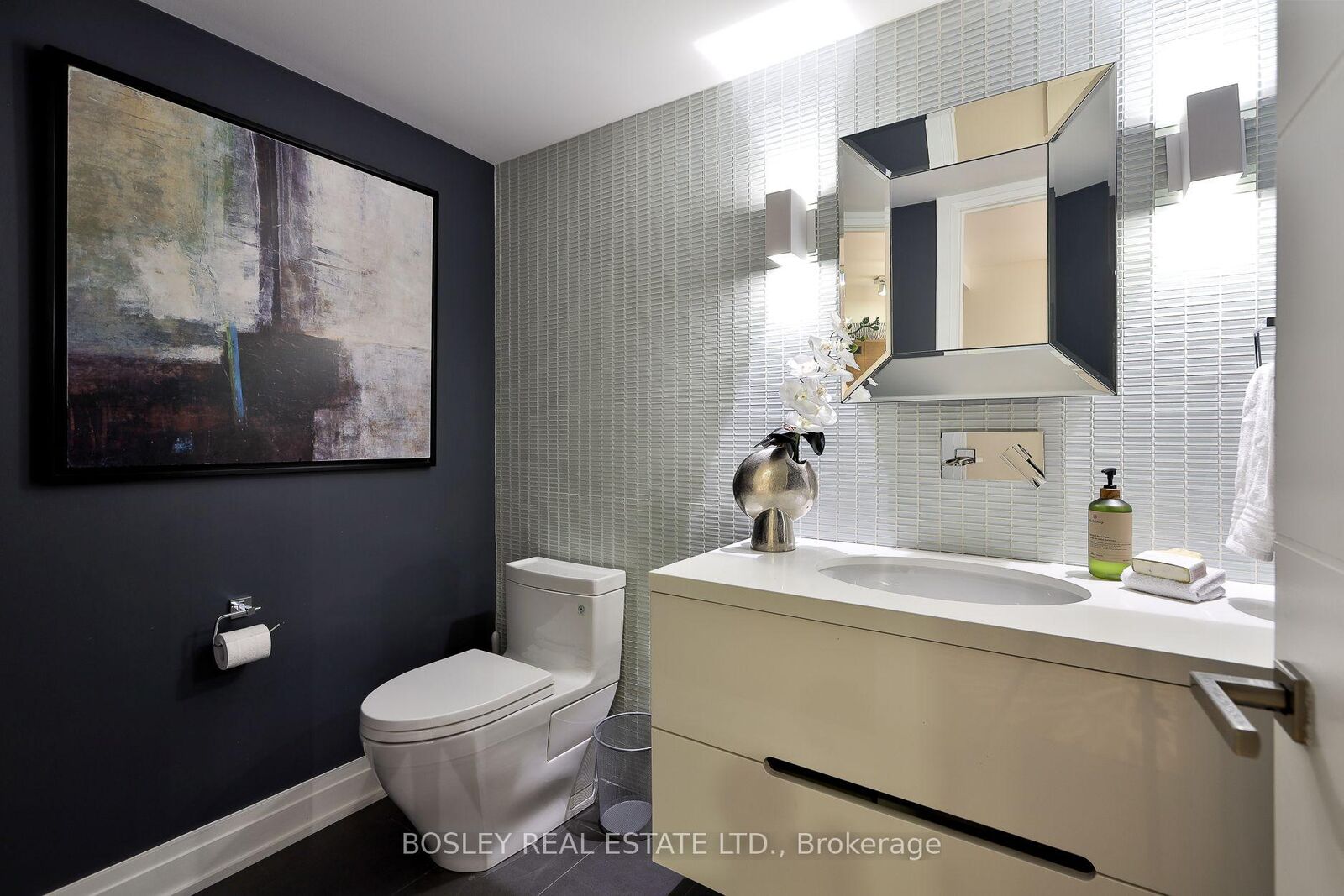 Property Photo: 40 Oaklands Avenue 107 ON M4V 2Z3