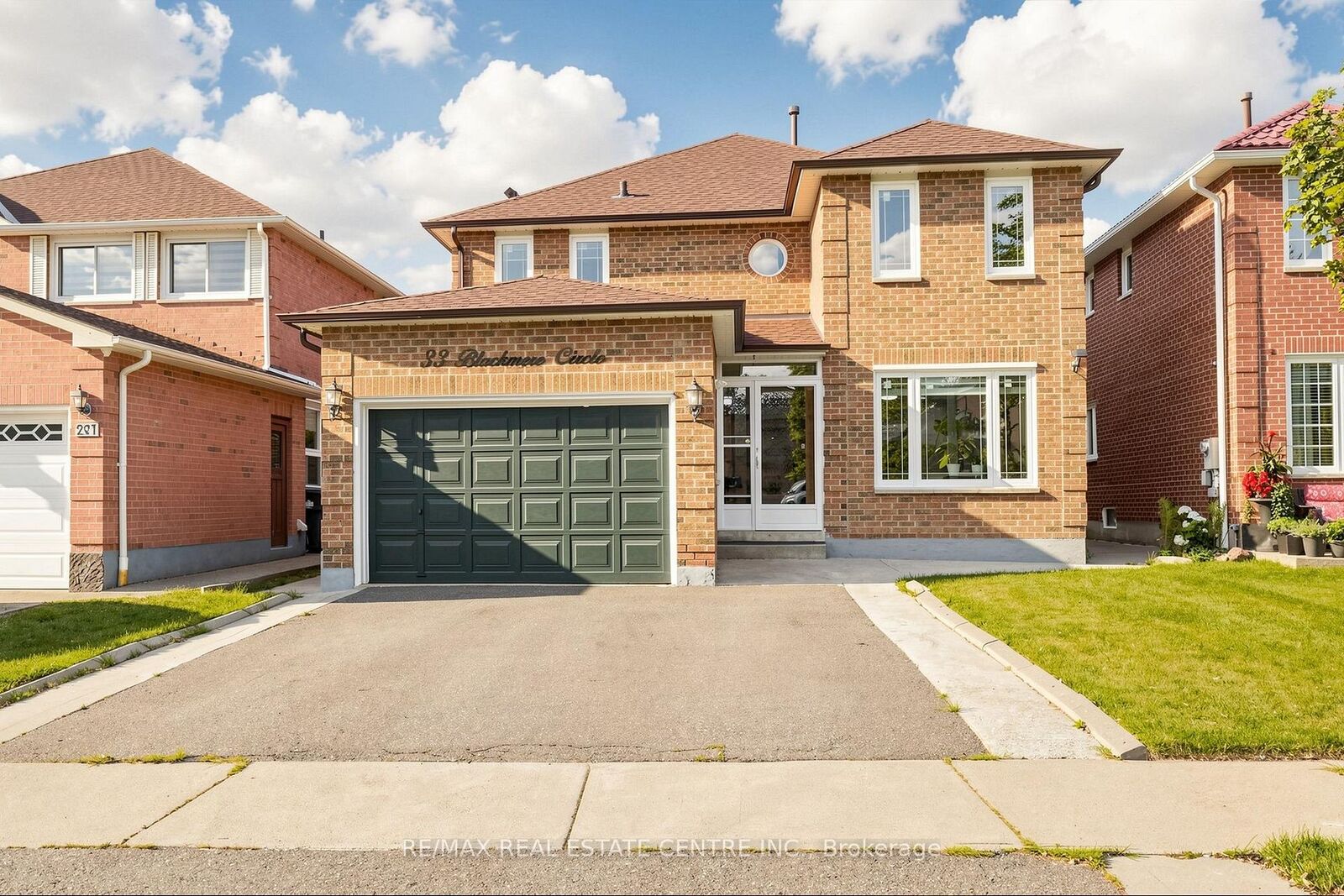 Property Photo: 33 Blackmere Circle ON L6W 4B6