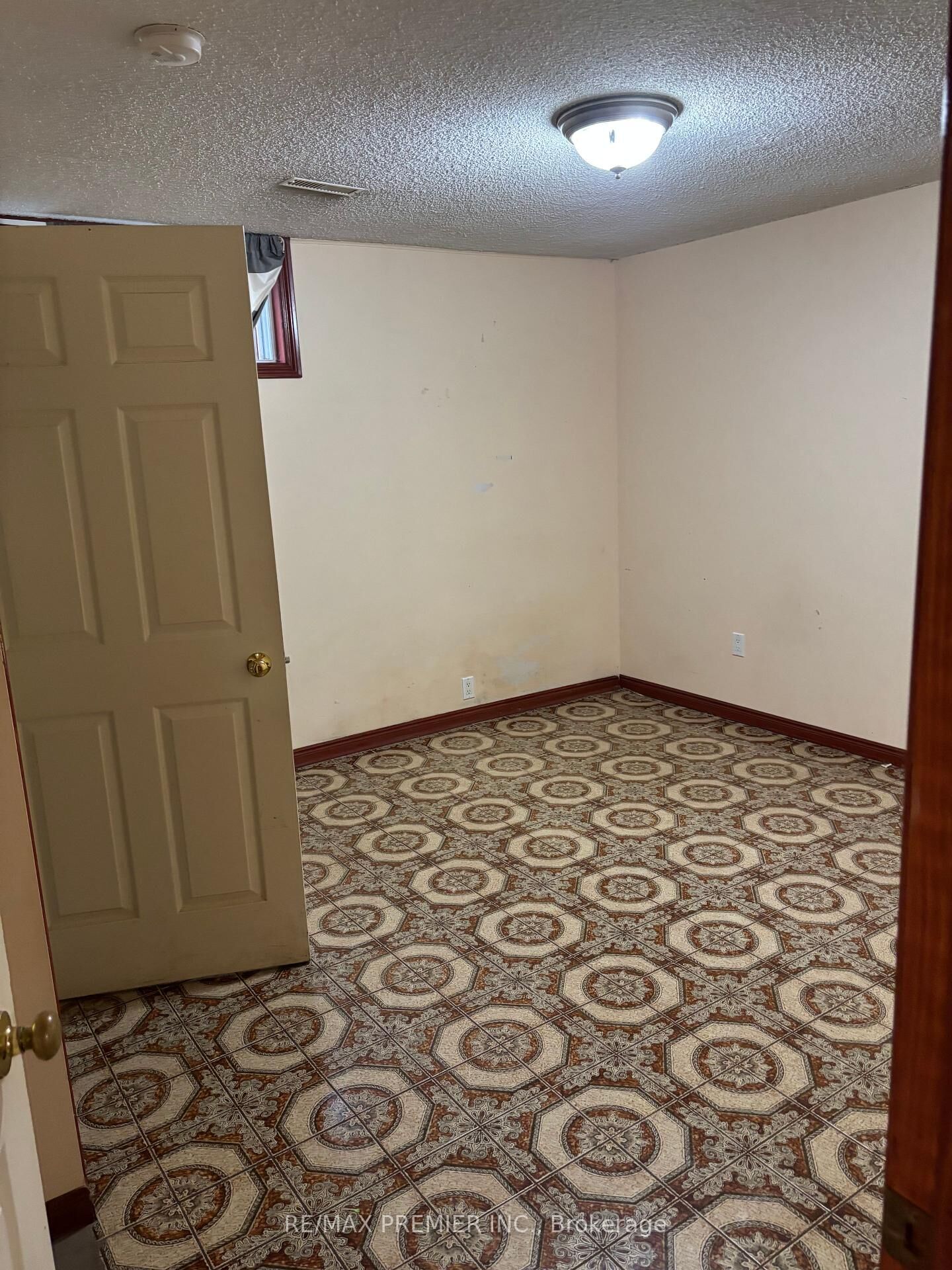 Property Photo: 37 Irwin Road Lower ON M9W 2P6