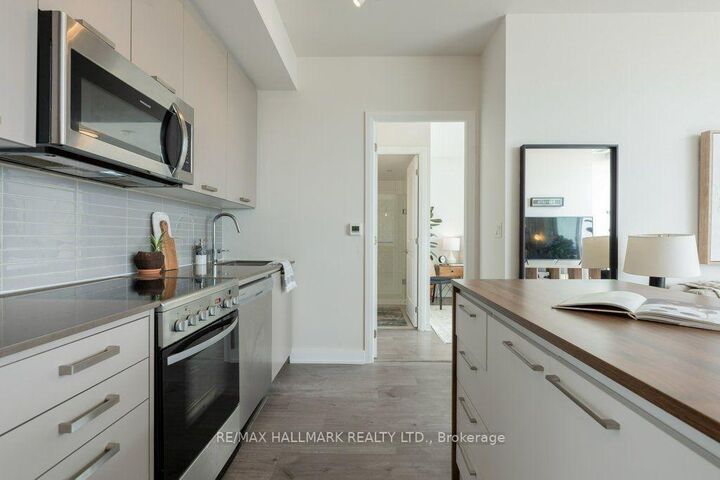 Photo de la propriété: 2301 Danforth Avenue 807 ON M4C 0A7