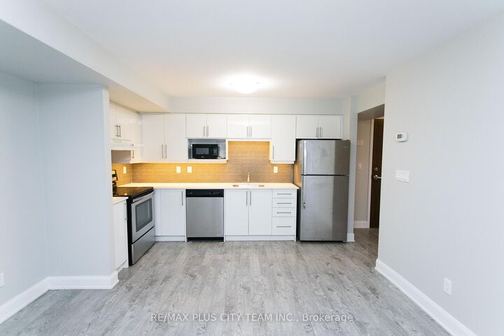Property Photo: 686 Bathurst Street L03 ON M5S 2R3
