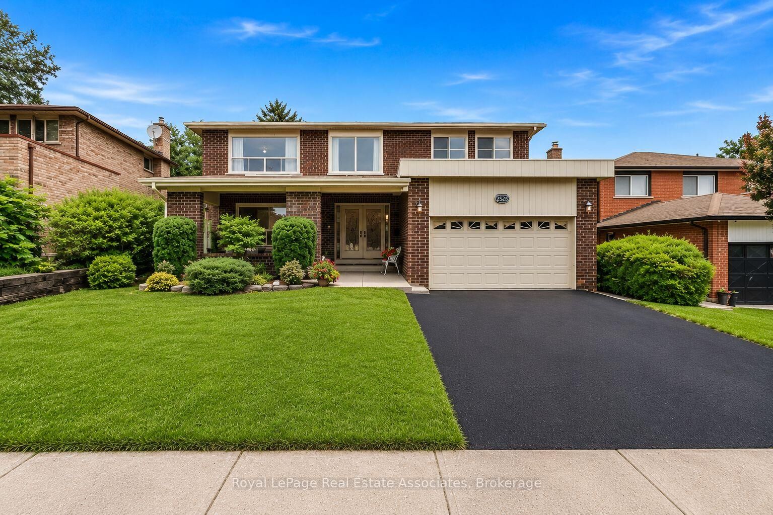 Property Photo: 2529 Claymore Crescent ON L5C 3A2