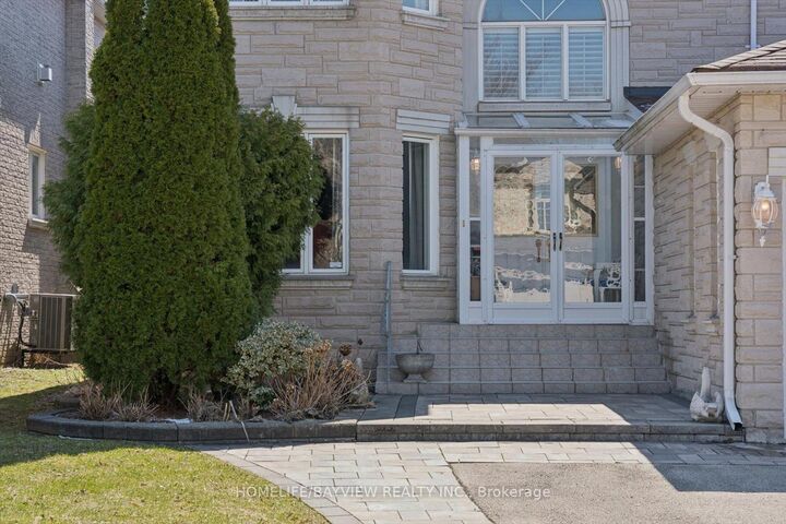 Property Photo: 11 Sorrento Drive ON L4C 0J8