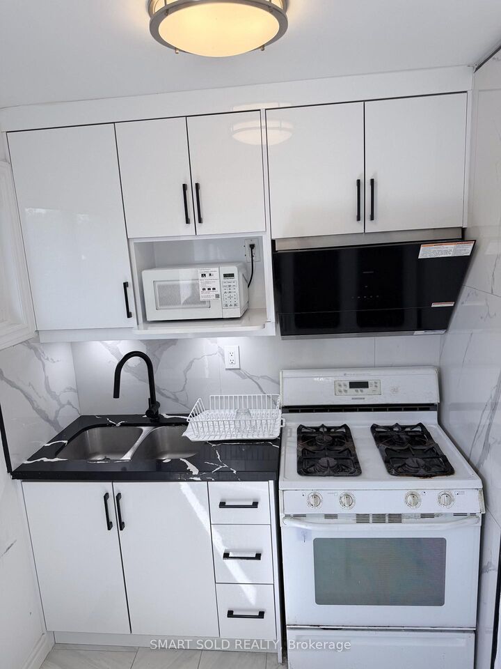 Property Photo: 39 Glendower Circuit Bsmt ON M1T 2Z3
